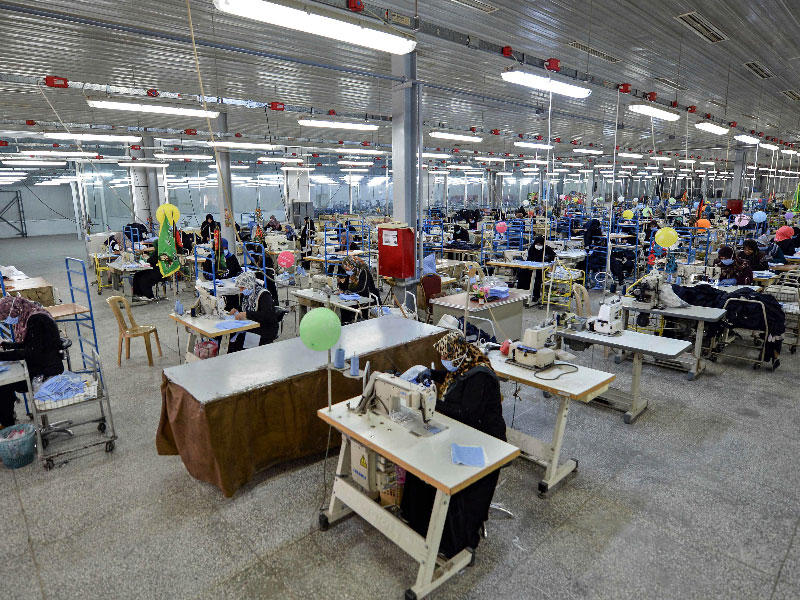 مصنع في النجف العراقية لصناعة الأقنعة الطبية (ا ف ب)