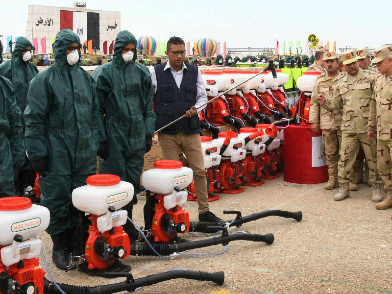 مصر تستعين بالجيش والأزهر يجيز إغلاق المساجد