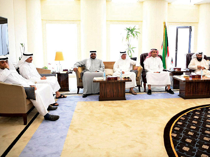 رئيس مجلس الامة مرزوق الغانم ونائب رئيس الوزراء وزير الدفاع الشيخ أحمد المنصور وعدد من النواب خلال اللقاء أمس (تصوير عبدالله الخلف)