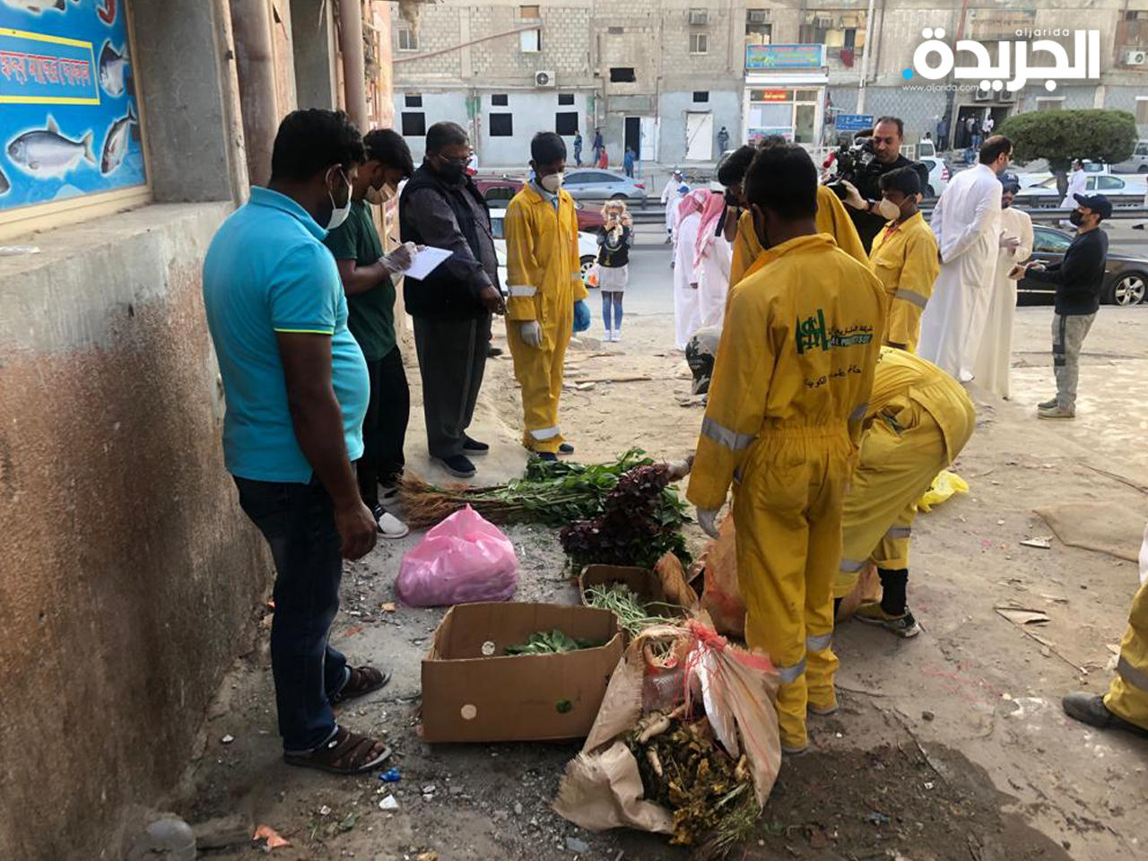عمالة تفترش مواد غذائية على الأرصفة بطرق غير مؤمنة صحياً