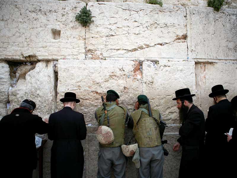 يهود على حائط البراق أمس الأول (ا ف ب)