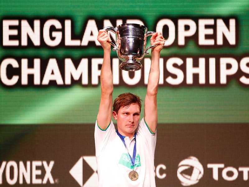 أكسلسن يحتفل بالكأس