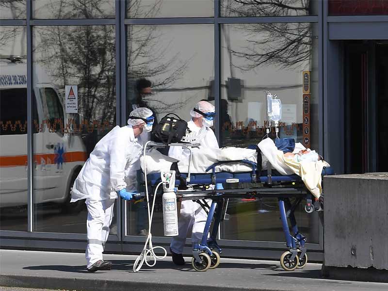 ممرضون فرنسيون ينقلون مصابا إلى مستشفى ستراسبورغ أمس (أ ف ب)