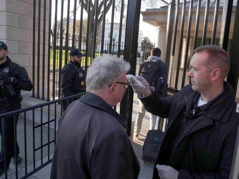 فحص حرارة كل من يدخل البيت الأبيض 