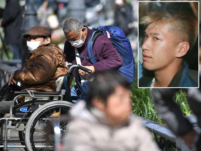 أقرباء وأصدقاء للضحايا خارج قاعة المحكمة... وفي الإطار صورة للقاتلn