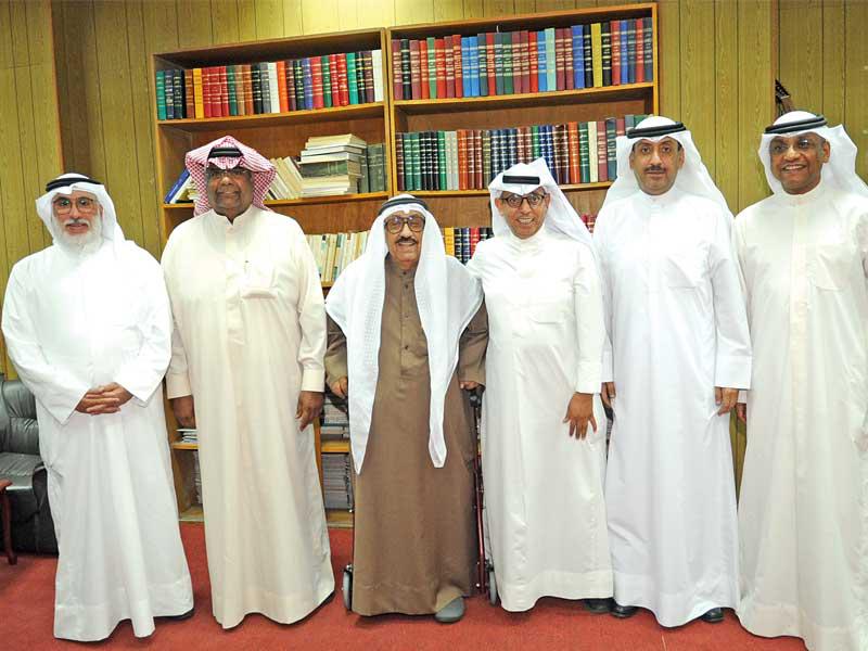 عبدالعزيز المفرج مع عدد من أعضاء جمعية الفنانين الكويتيينn
