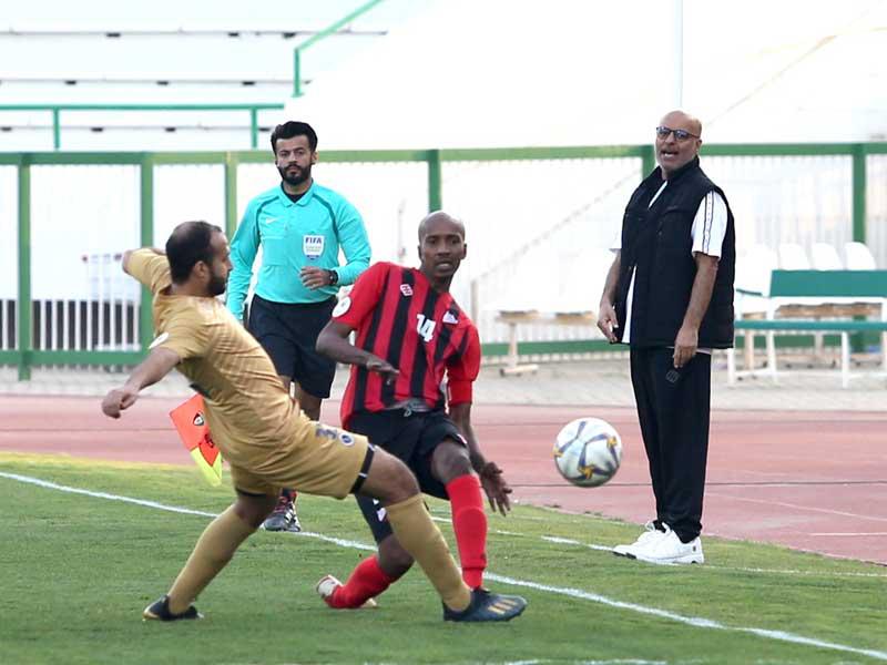 مدرب الفريق الأول لكرة القدم بنادي برقان ماهر الشمري يتابع فريقه أمام خيطان