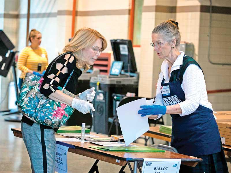 أميركية تقترع في فلوريدا أمس (أ ف ب)