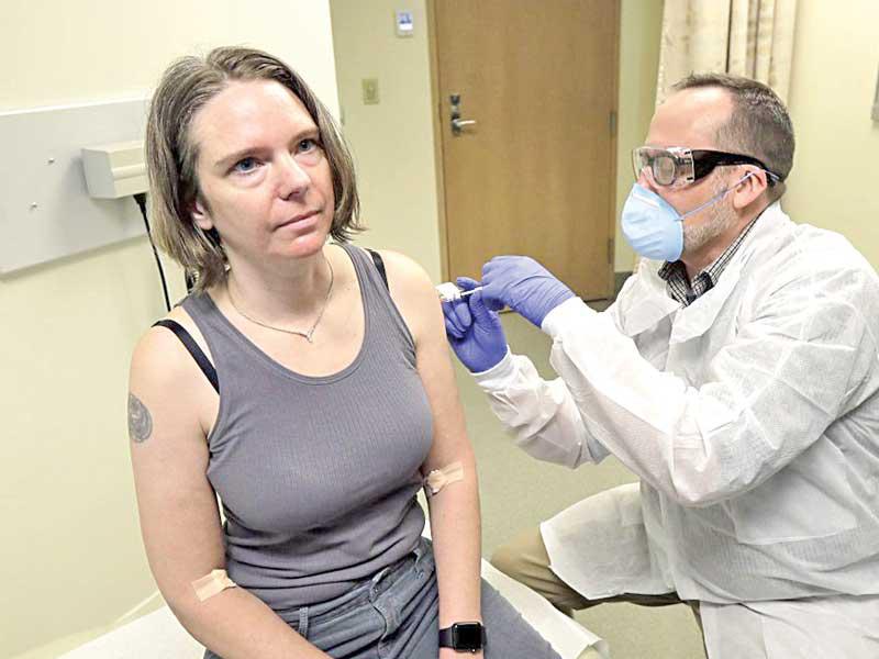 الأميركية جنيفر هوللر خلال تلقيها اللقاح التجريبي أمس الأول في سياتل