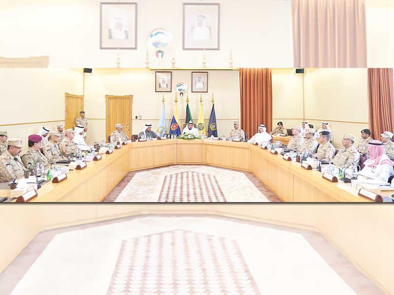 رئيس مجلس الوزراء سمو الشيخ صباح الخالد ونائب رئيس الحرس الوطني الشيخ مشعل الأحمد وقادة الحرس الوطني خلال الاجتماع أمس