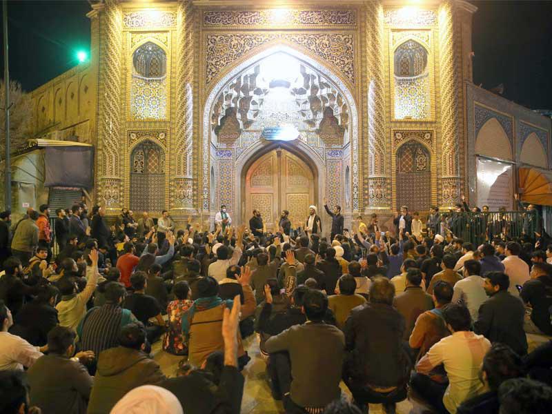 إيرانيون يتجمعون خارج مرقد فاطمة المعصومة في قم مساء امس الأول (أ ف ب)