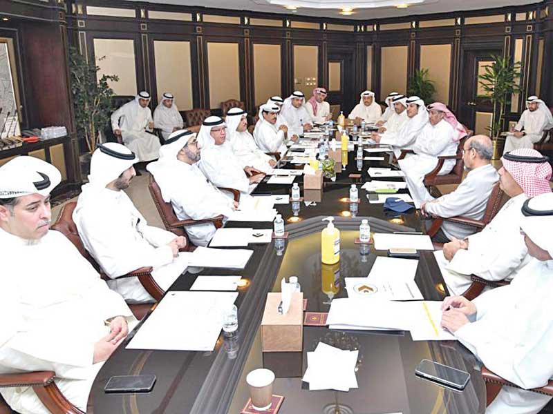 وزير الدولة لشؤون الخدمات وزير الدولة لشؤون مجلس الامة مبارك الحريص مترئساً اجتماع اللجنة العليا الخاصة بالإدارة العامة للطيران المدني للحد من انتشار فيروس كورونا المستجد أمس