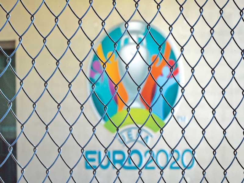 شعار يورو 2020 خلف سياج 