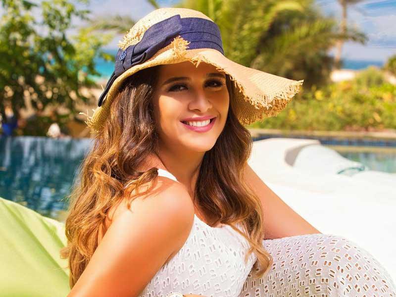 الفنانة ياسمين عبد العزيزn