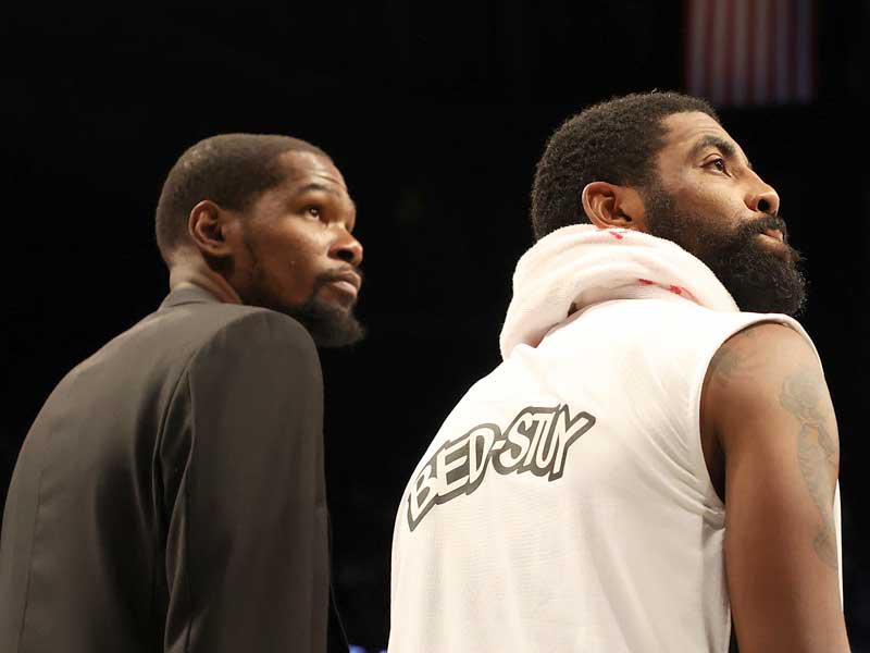 دورانت مع كيري في مباراة سابقة  