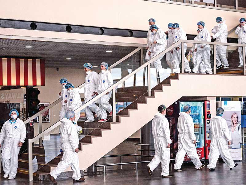 طاقم طبي في مطار شريميتيفو بموسكو أمس  (أ ف ب)