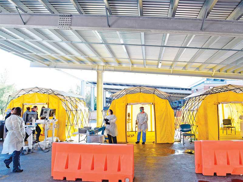 خيم قرب مستشفى في ماساشوستس (ا ف ب)