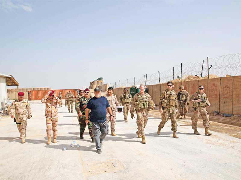 قائد القوات الأميركية بـ«القائم» خلال آخر جولة تفقدية قبل تسليمها للقوات العراقية أمس الأول t(سنتكوم)