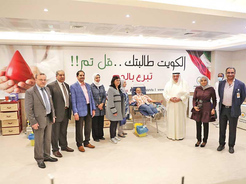 الوكيلة المساعدة لشؤون القطاع الصحي الأهلي بوزارة الصحة فاطمة النجار و رئيس مجلس إدارة مستشفى دار الشفاء طالب جراق يتوسطان مسؤولي مستشفى دار الشفاء