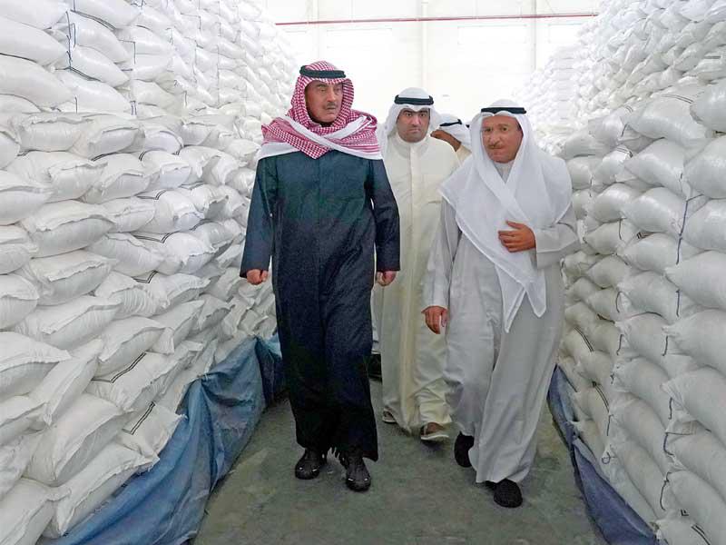 الخالد خلال جولة تفقدية للوقوف على خطط توفير المواد الغذائية