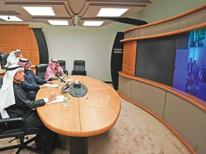 رئيس الوزراء يجري اتصالاً مرئياً مباشراً مع سفراء الكويت، خلال اجتماعه مع قيادات وزارة الخارجية أمس