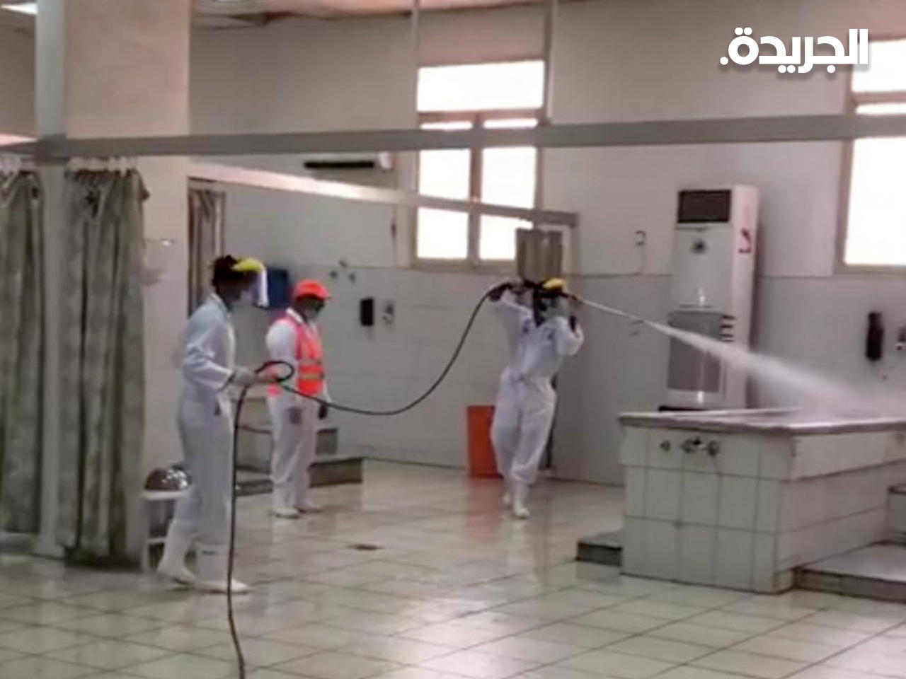 فريق «متطوعون من أجل الكويت» خلال غسل وتعقيم المرافق