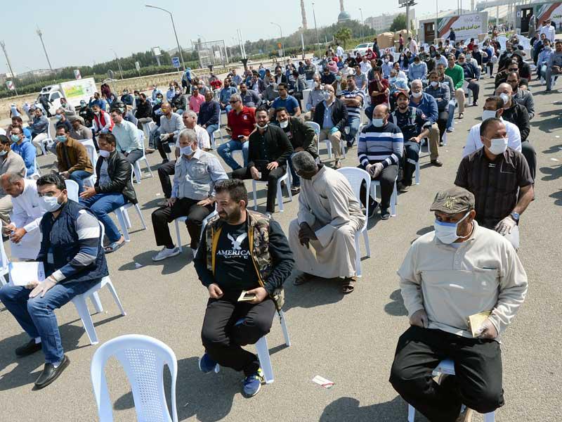 جانب من المراجعين في أرض المعارض