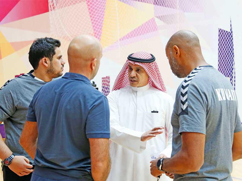 أمين سر اتحاد كرة اليد قايد العدواني  في حديث جانبي مع يريم سيلا المدير الفني السابق لمنتخب الكويتn