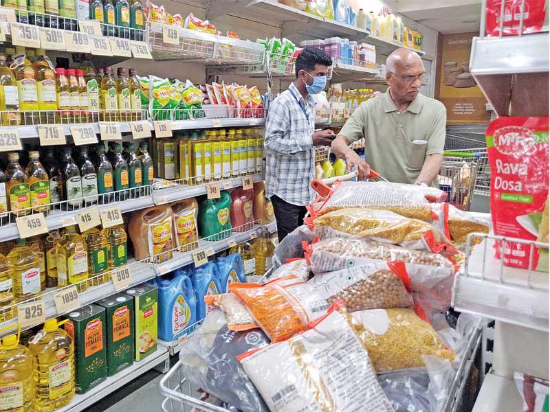 رجلان يتسوقان في أحد متاجر مدينة غوروغرام الهندية أمس (رويترز) 