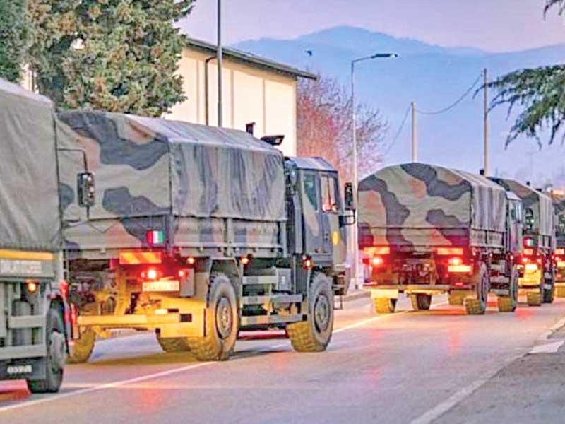 شاحنات الجيش الإيطالي تنقل الجثث ليلاً