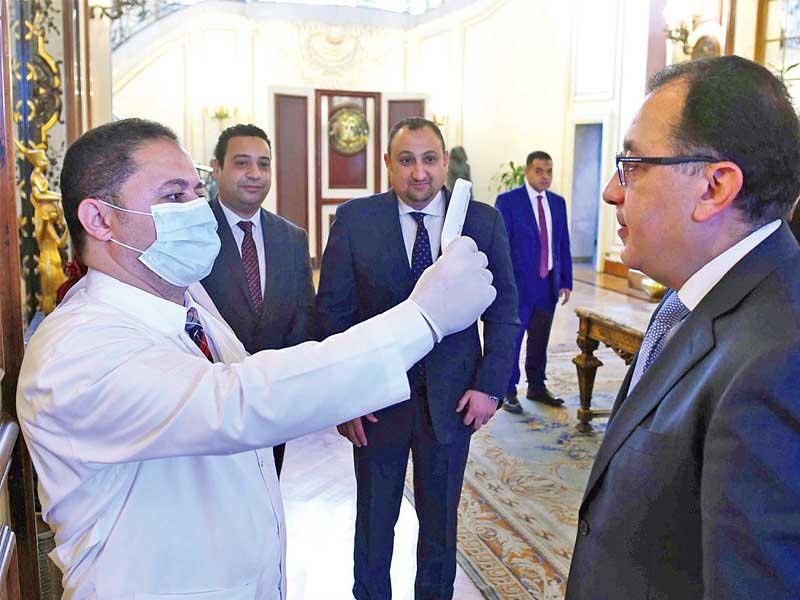 رئيس مجلس الوزراء مصطفى مدبولي يجري فحص حرارة أمس