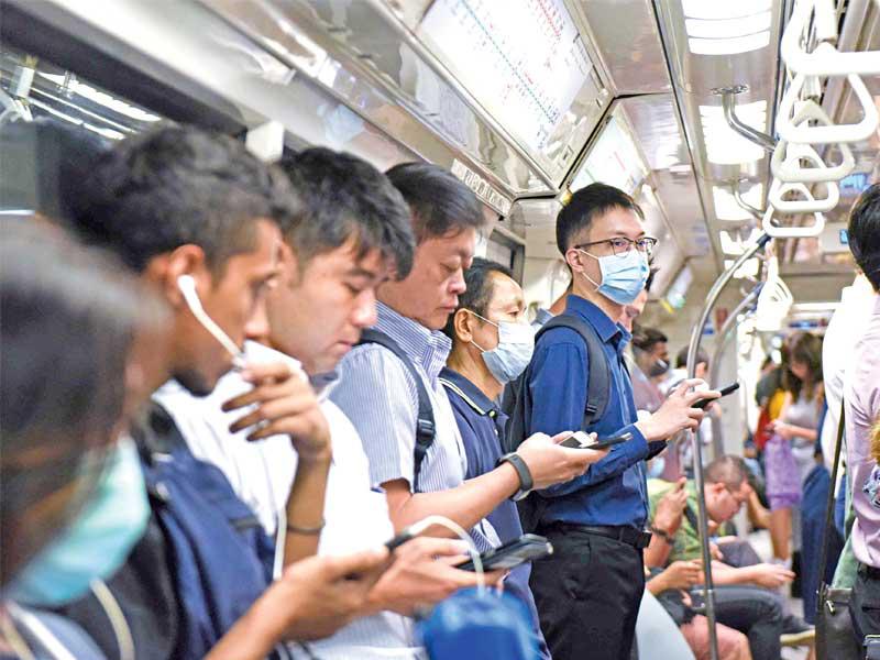 اطفال يرتدون الاقنعة في سنغافورة