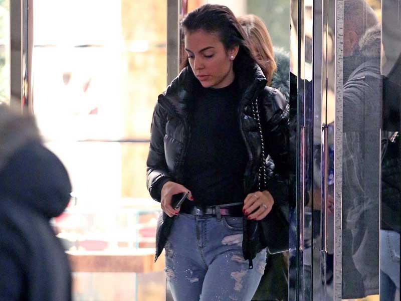 صديقة رونالدو خلال تسوقها من احد المجمعات التجارية