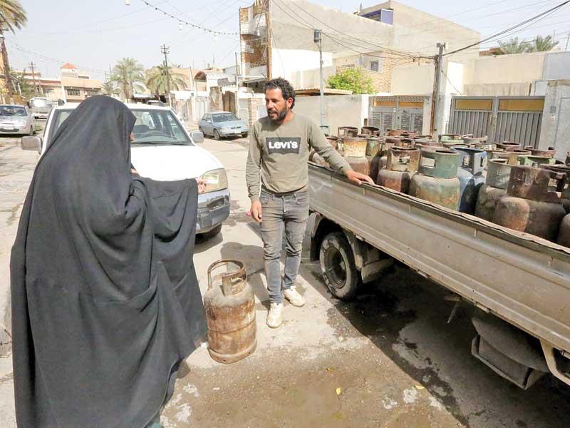 عراقية تشتري أسطوانة غاز في بغداد أمس     (أ ف ب)