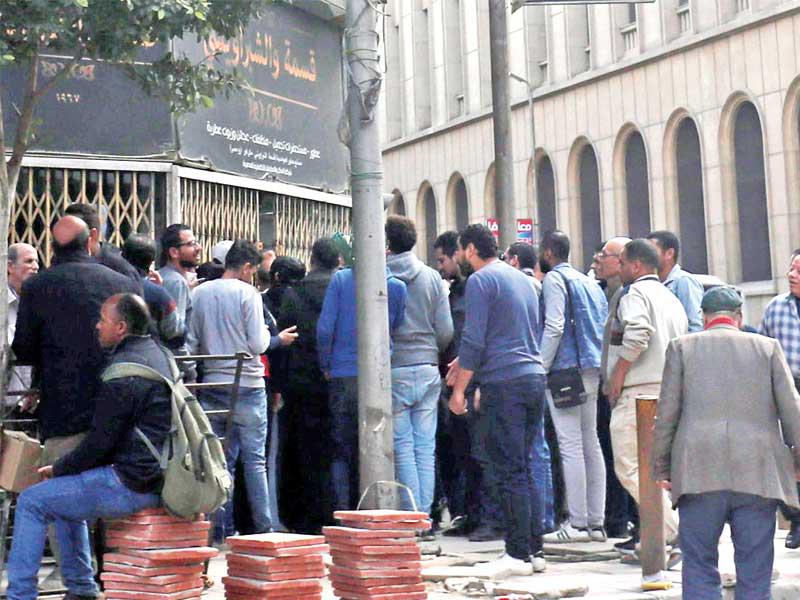 تزاحم لشراء المطهرات وسط القاهرة أمس الأول    (رويترز)