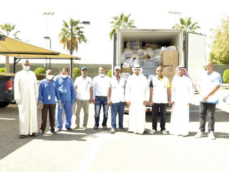 مسؤولو جمعية الشامية والشويخ خلال تسليم الموادn