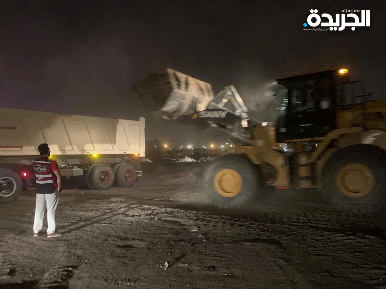 جراقات البلدية تواصل إزالة المخلفات