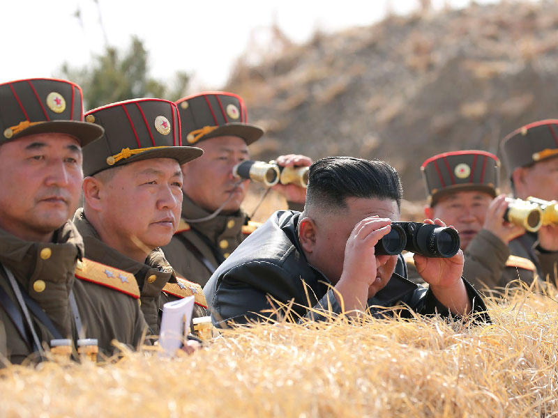 كيم يتابع رماية بالمدفعية على الجبهة الغربية أمس الأول (أ ف ب)