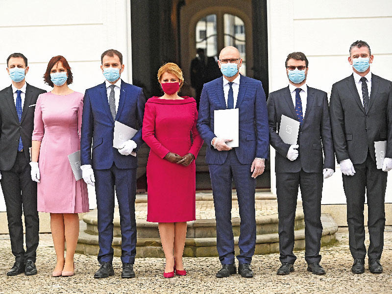 صورة تذكارية لحكومة سلوفاكيا الجديدة بالكمامات أمس (رويترز)