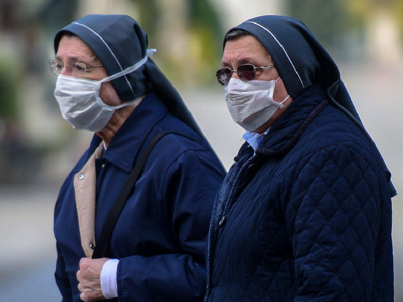 الراهبات يرتدين قناع داخل مقبرة بيرجامو الأثرية المغلقة في لومباردي