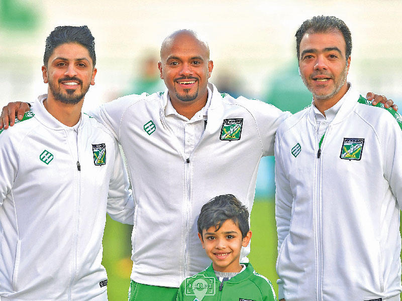 مدير الفريق الأول لكرة القدم بالنادي العربي أحمد النجار وخالد عبدالقدوس ومبارك البلوشي