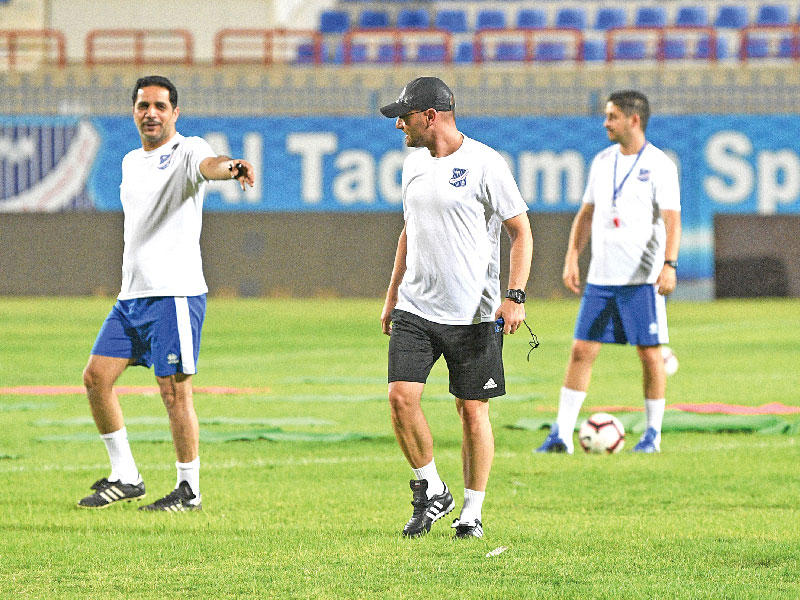 المدرب المساعد للتضامن جمال القبندي وزييلكو ماركوف في تدريب سابق 