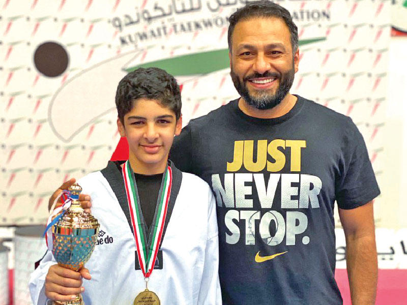 رئيس الجهازين الفني والإداري للعبة أحمد العطار مع أحد اللاعبين في بطولة سابقة