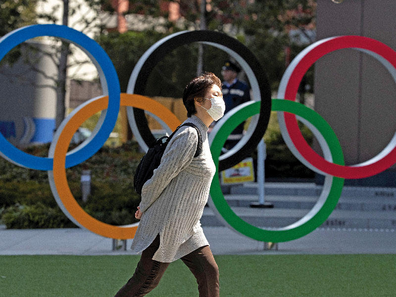 مجسم للحلقات الأولمبية في أحد شوارع العاصمة اليابانية