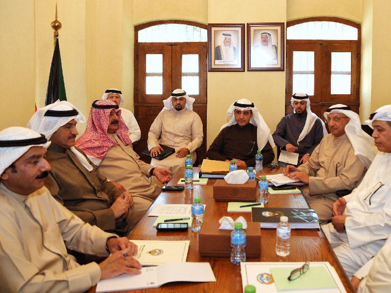 وزير الخارجية الشيخ د. أحمد الناصر خلال لقائه أعضاء لجنة الطوارئ بالوزارة