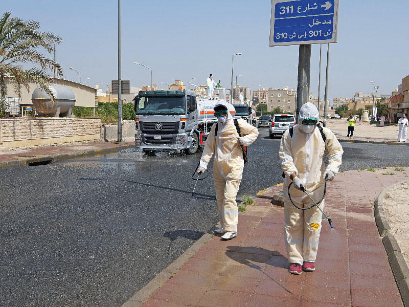 جانب من فريق التعقيم (تصوير ميلاد غالي)