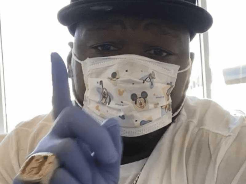 فيفتي سنت مرتديا كمامة