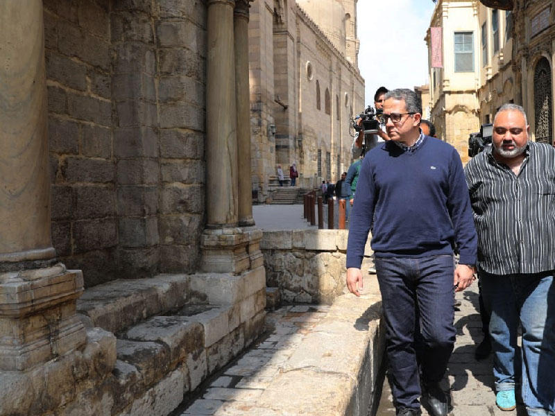 وزير السياحة والآثار، خالد العناني متفقداً إحدى المناطق الأثرية