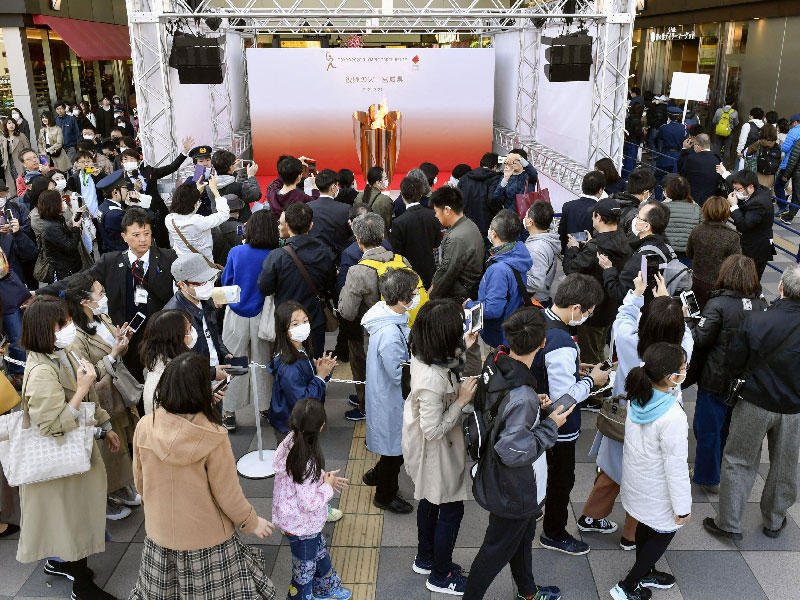 جانب من الحشود التي توافدت لمشاهدة الشعلة الأولمبية