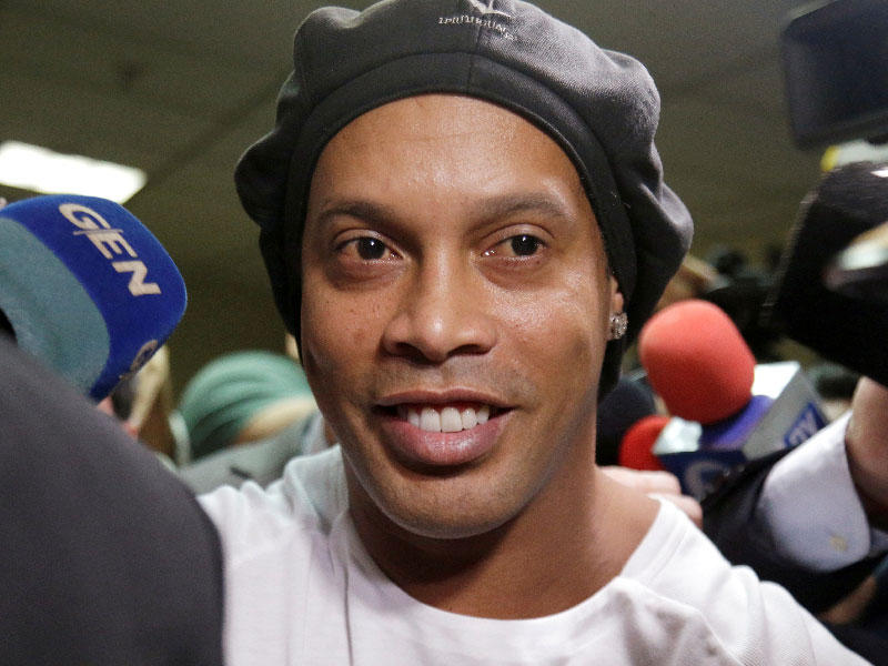  اللاعب البرازيلي الأسبق رونالدينيو 